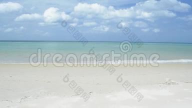 安达曼海的热带沙滩，多云的蓝天。 卡隆海滩的<strong>风</strong>景，夏天阳光下<strong>清澈</strong>的水。